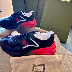 Men’s Gucci Rhyton sneakers. Black/Red/Green. Leather. Size 10 1/2